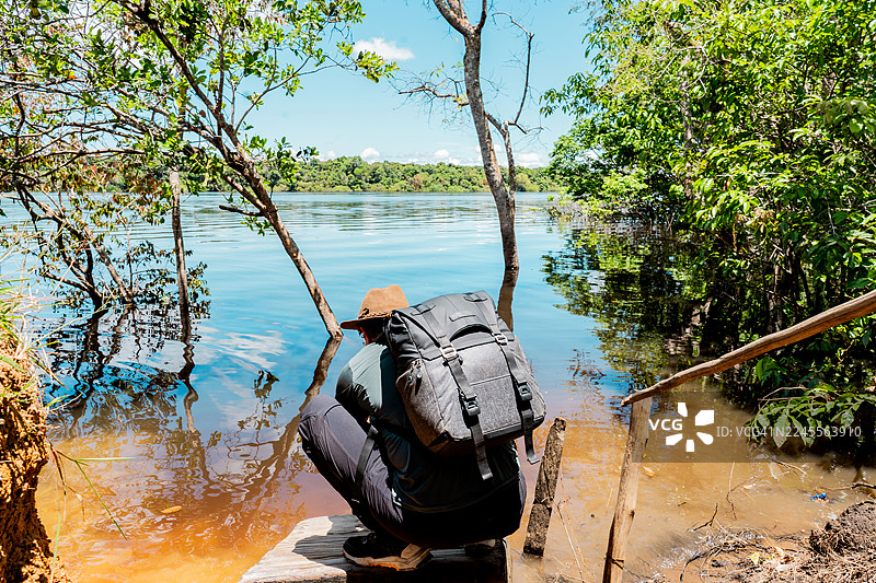 哥伦比亚瓜伊尼亚奥里诺科河畔旅行者探索自然图片素材