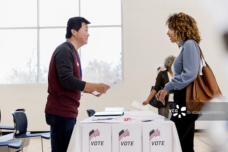 市民在投票站履行公民义务图片素材