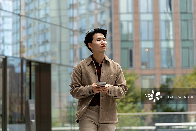 亚洲男子在城市中行走图片素材