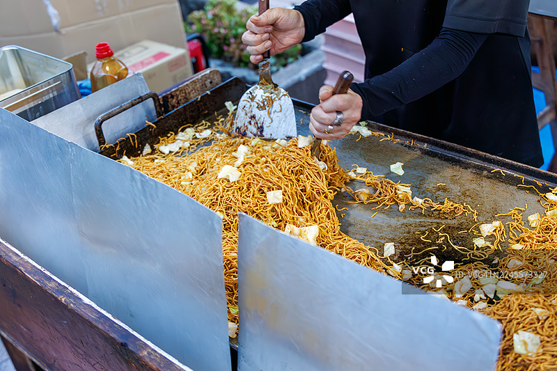 一家售卖伊藤特色细面炒荞麦面（日式炒面）的食品摊。海滨小镇的夏日祭典。图片素材