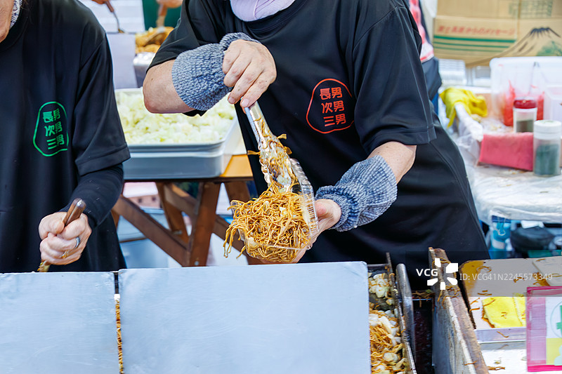 一家售卖附近伊东特产炒面荞麦面的食品摊。海边小港镇的夏日祭典。图片素材