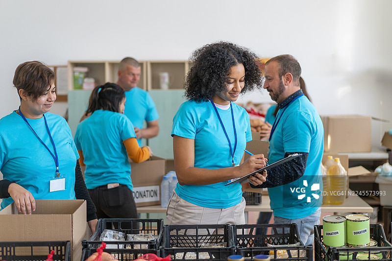 志愿者们为有需要的人们准备食物捐赠图片素材