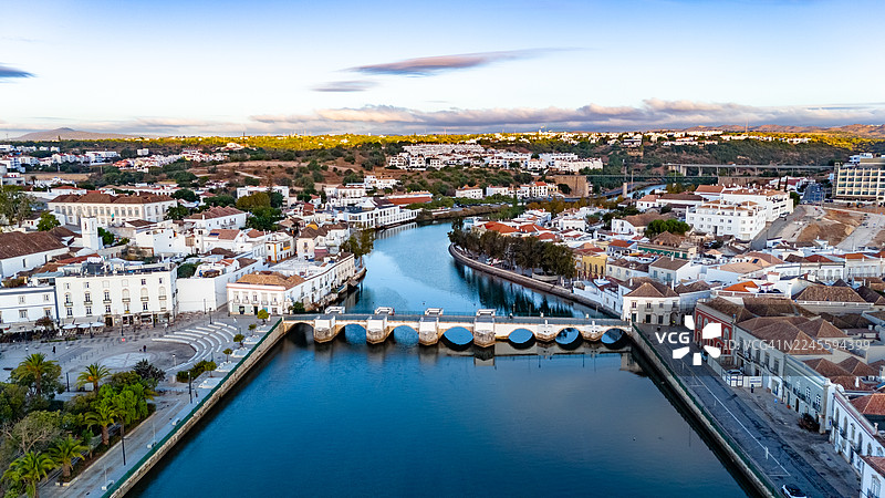 葡萄牙阿尔加维，塔维拉和吉朗河的鸟瞰图图片素材