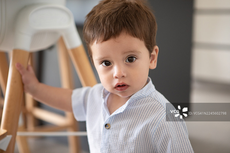 一个可爱的宝宝正看着镜头，拍的是肖像照图片素材