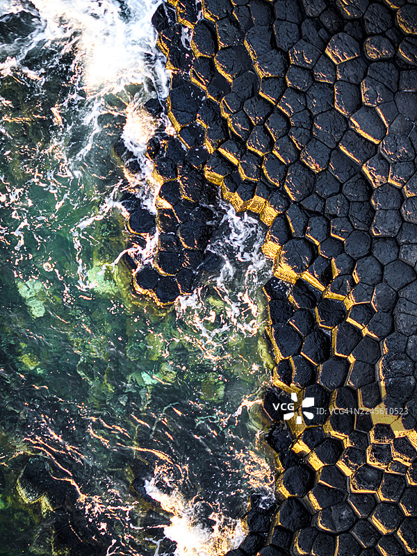 海浪拍打着玄武岩悬崖图片素材