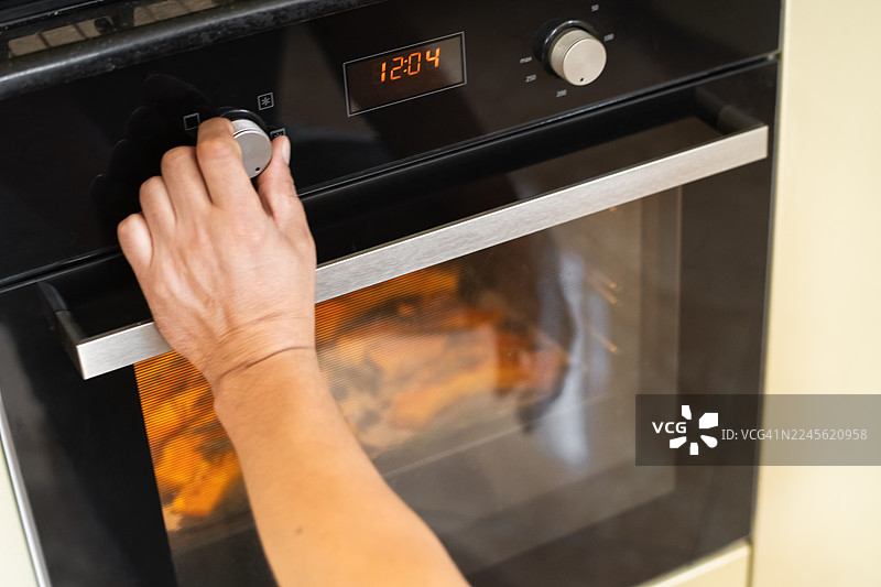 男人在准备南瓜图片素材