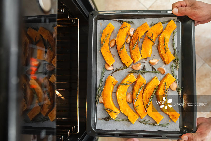 男人在烘烤南瓜图片素材