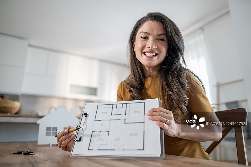 女房地产经纪人正在讲解房屋平面图图片素材