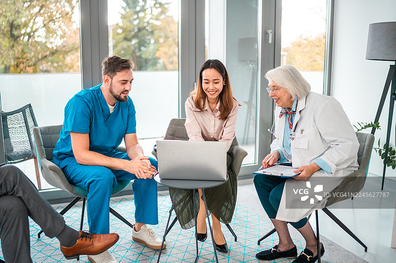 医院员工在现代办公室协作，以改进工作流程解决方案图片素材