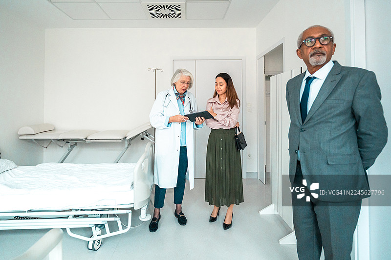 女医生带领多元化管理团队参观医院图片素材