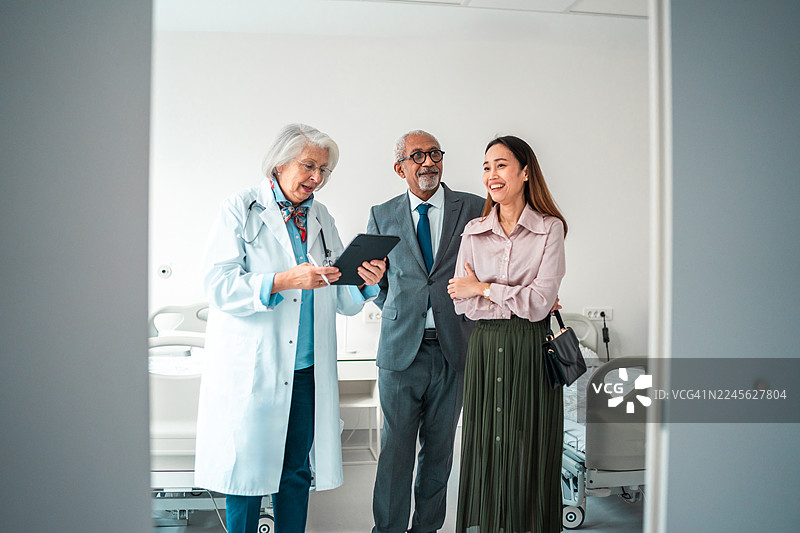 白人女医生在医院管理层陪同下，与多元化的医院管理层进行交流图片素材