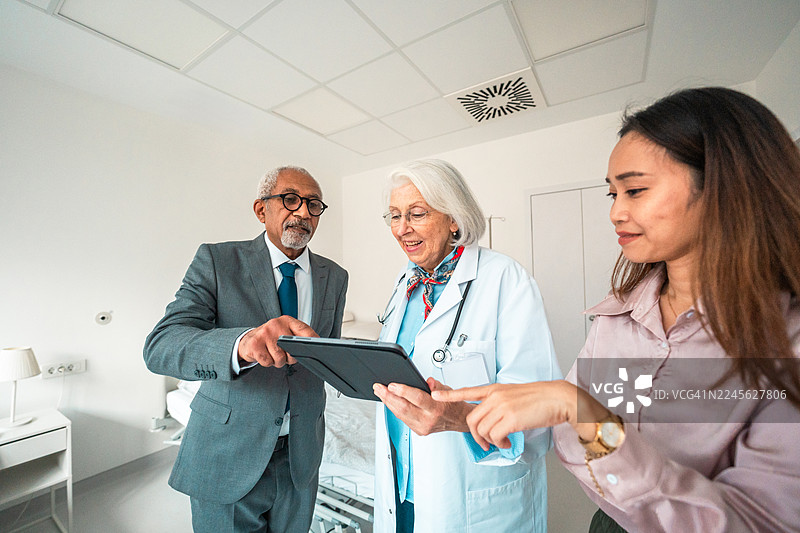 一位成熟的白人女医生在医院环境中与多元化团队合作图片素材