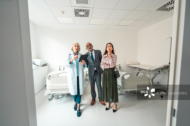 经验丰富的白人女医生在医院病房里指导多元化团队图片素材