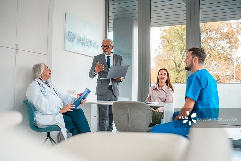 参与头脑风暴的医院团队，汇聚多元视角图片素材