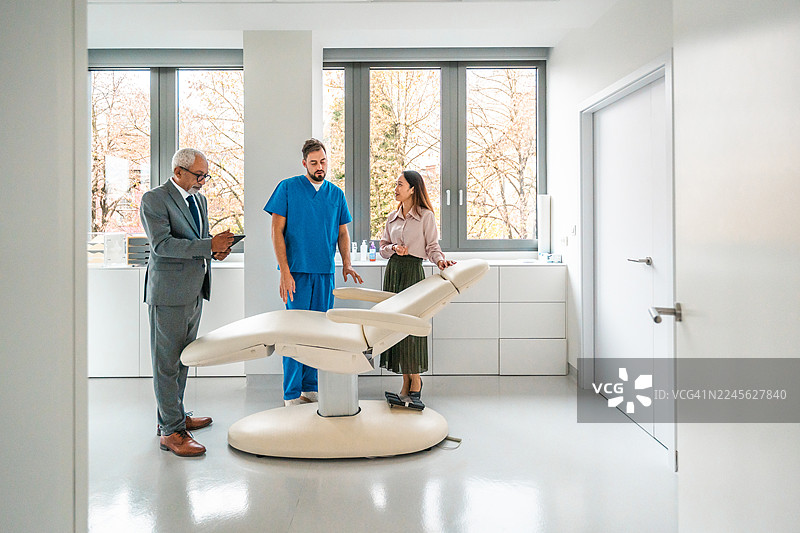 院方管理团队在医院参观期间与一位白人男性护士交流图片素材