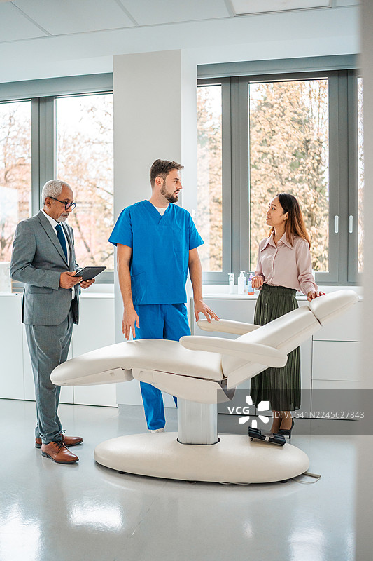 白人男性护士在设施检查期间与多元化的医院团队互动图片素材