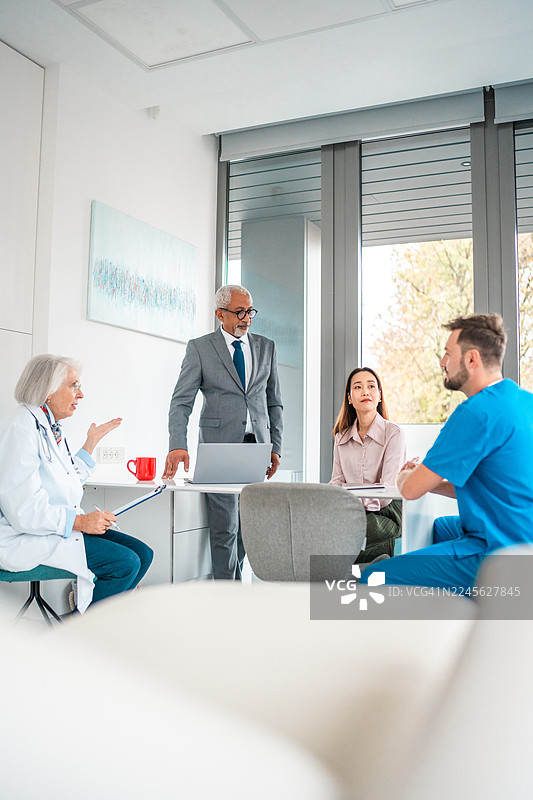 多元化的医院团队正在进行热烈的头脑风暴会议图片素材