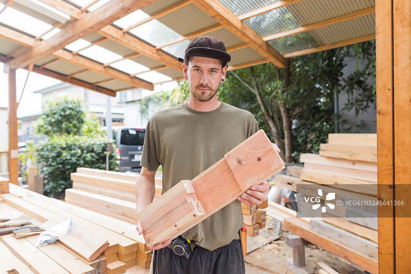 年轻人学习日本传统木工图片素材