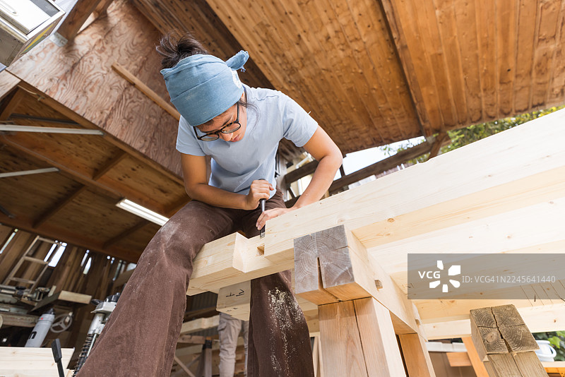 年轻人学习传统日式木工。图片素材