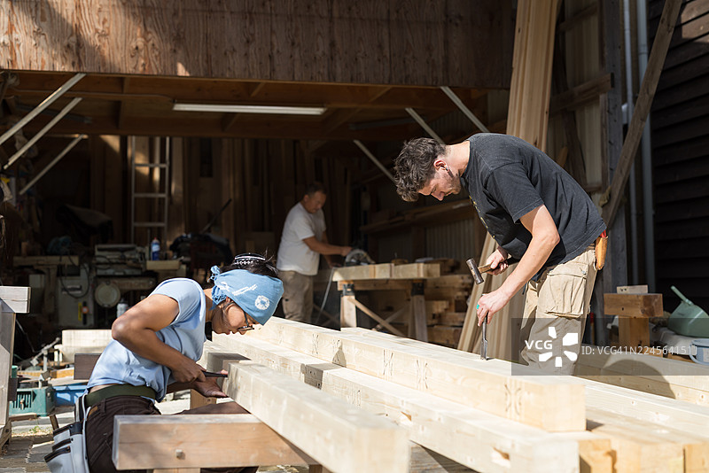 年轻人学习传统日本木工图片素材