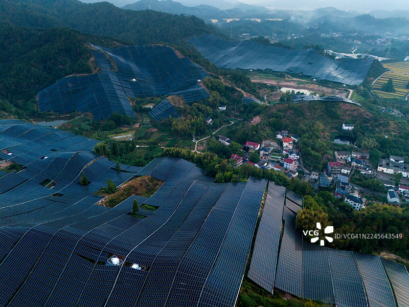 日出时山坡上的太阳能光伏板图片素材