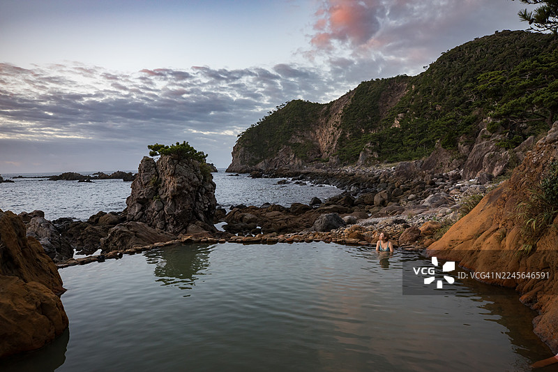 一位女士在静修之旅中探访了某个偏远的岛屿。图片素材