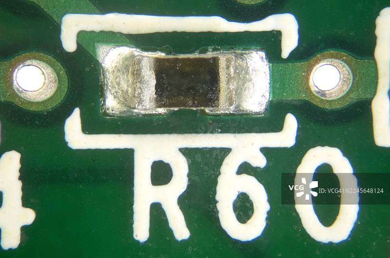 绿色PCB上的表面贴装电阻图片素材