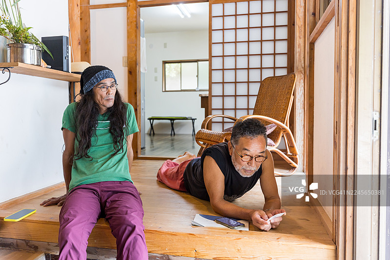 一位男士探访了一个偏远的小岛。图片素材