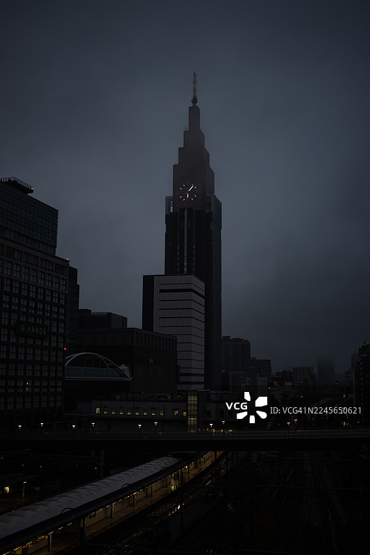 新宿的早晨，被厚重的云层笼罩图片素材