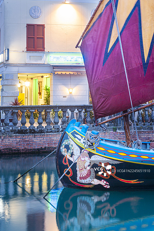 切塞纳蒂科的莱昂纳多运河港，传统木船细节图片素材