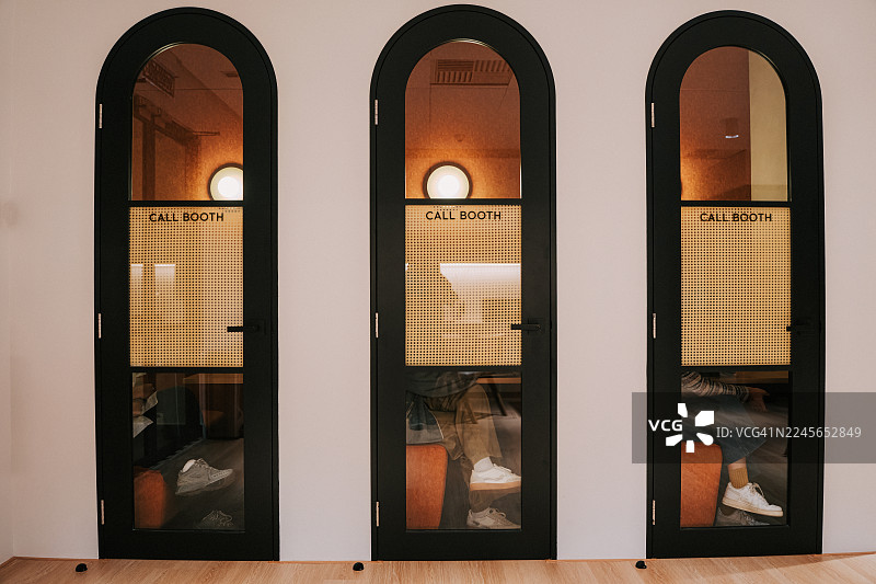 现代共享办公室内隔音电话亭图片素材