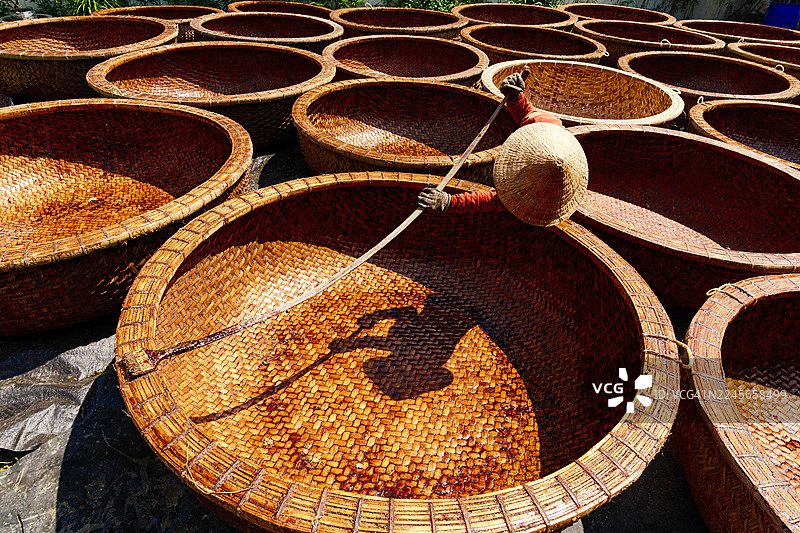 越南妇女制作竹篮船图片素材