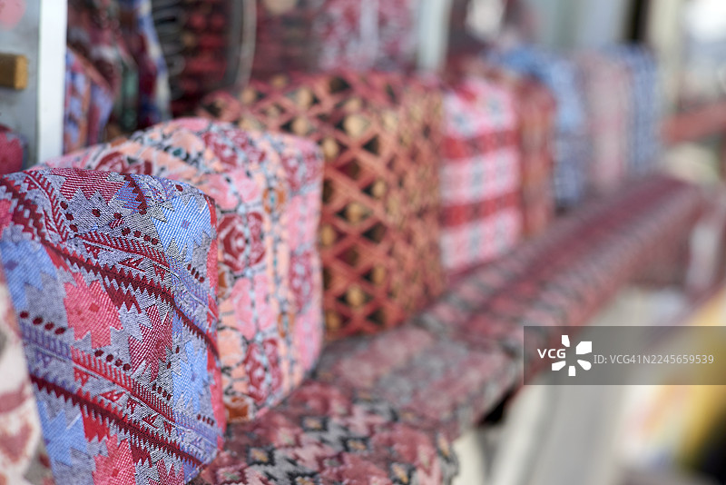展出的色彩缤纷的编织纺织品图案图片素材