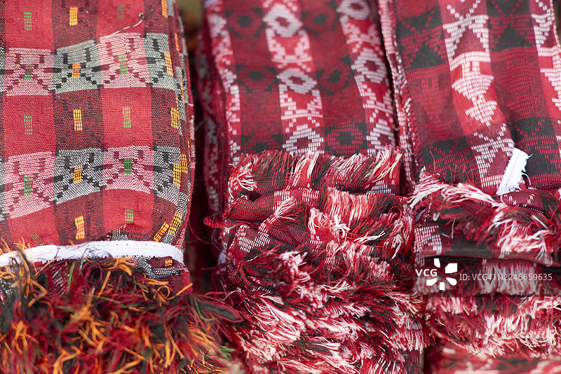 展示复杂图案和流苏的传统尼泊尔编织织物图片素材