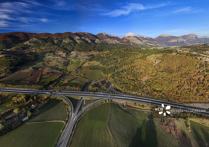 卡拉布里亚树叶掩映下的高速公路出口图片素材