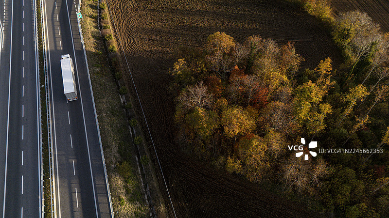 卡拉布里亚州绿叶丛中的高速公路图片素材