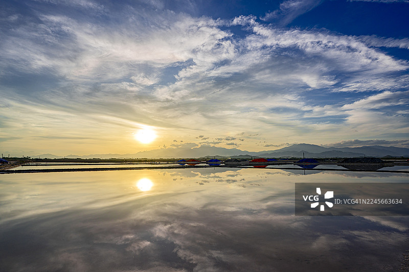 盐田日落的倒影图片素材