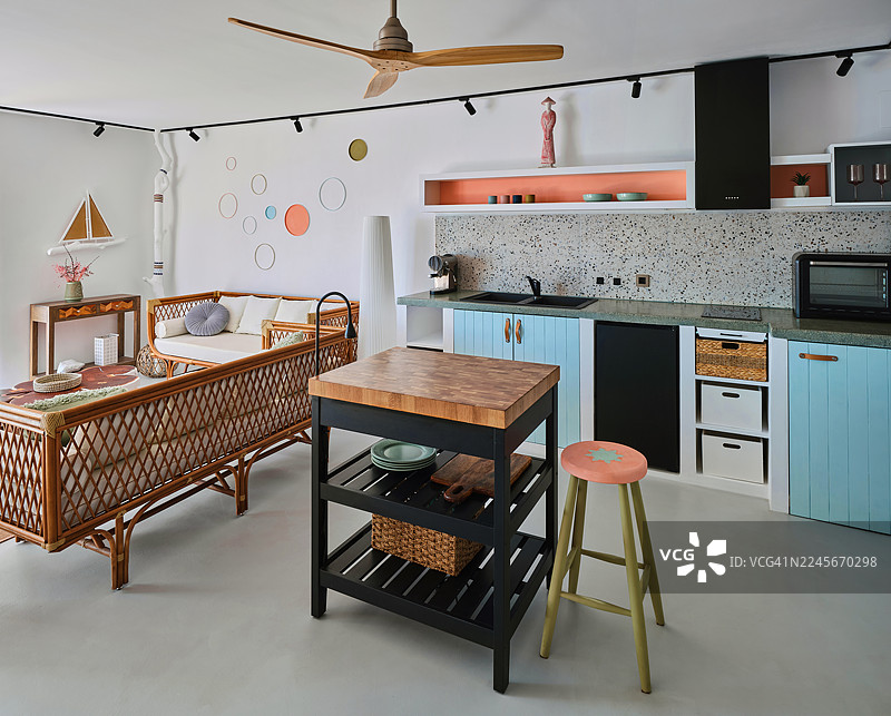 单间公寓内的厨房区域图片素材