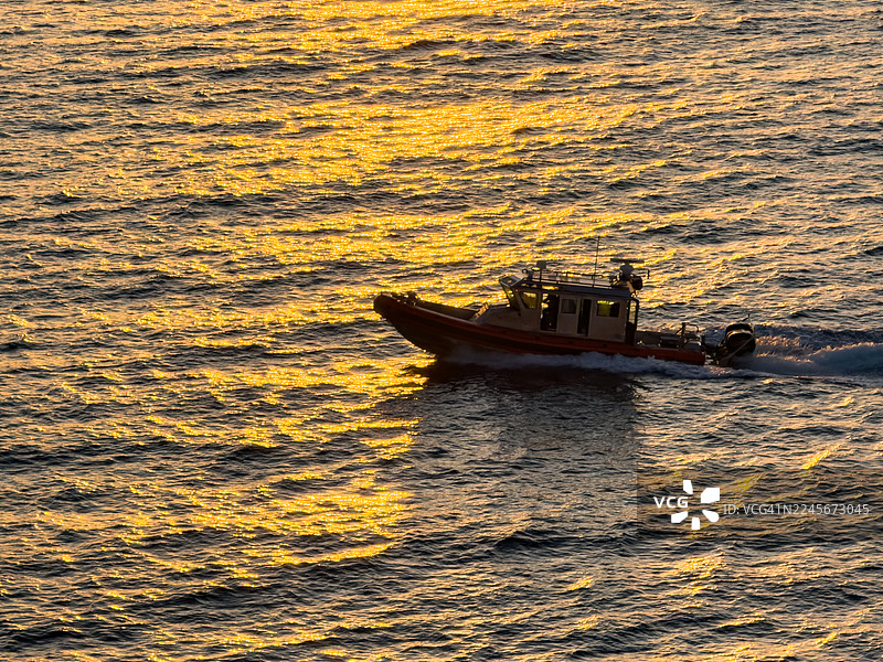 日落时分，墨西哥领航船接近玛哈瓦尔附近的一艘游轮。图片素材
