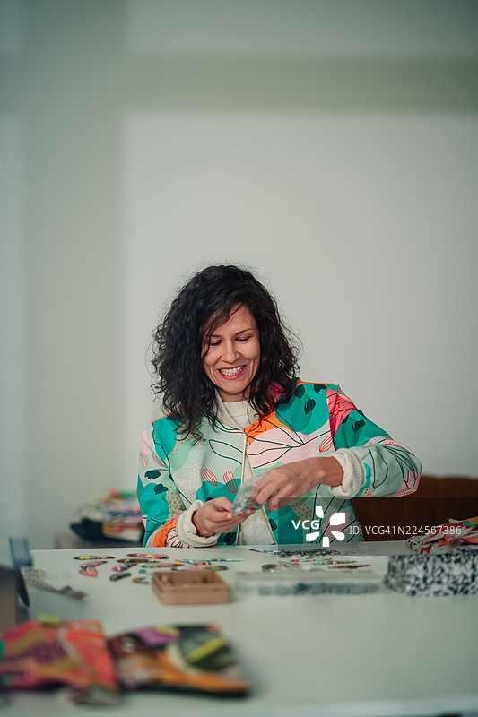 快乐的女人在创意工作室创作艺术创作艺术创作艺术创作艺术创作艺术创作艺术创作艺术创作艺术创作艺术创作艺术创作艺术创作艺术创作图片素材