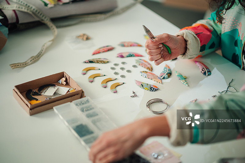 用钳子和彩色组件制作手工珠宝图片素材