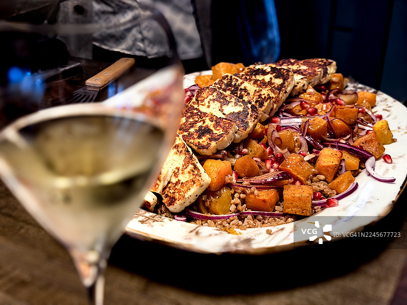 烤南瓜配谷物和石榴籽图片素材