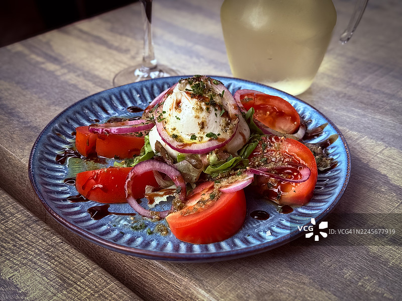 布拉塔奶酪、传家宝番茄和罗勒制成的卡普雷塞沙拉。图片素材