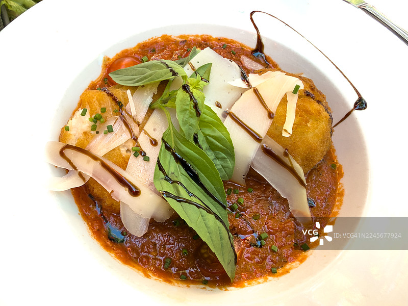 烤芝士开胃菜配番茄酱和蔬菜图片素材