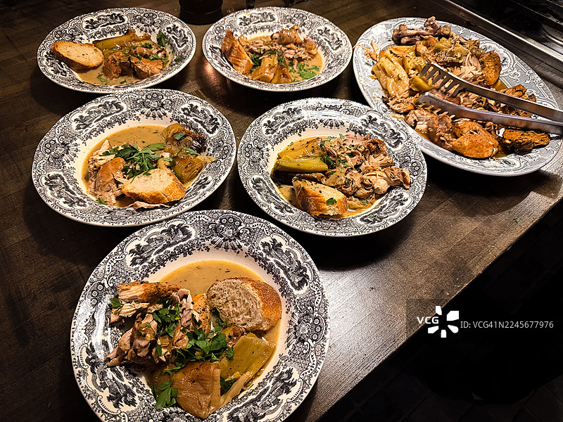 诺曼底风味苹果酒炖烤鸡配韭葱图片素材