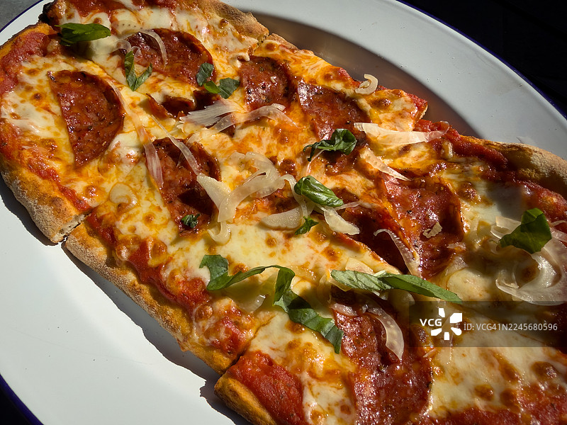 自制意大利辣香肠罗勒披萨图片素材