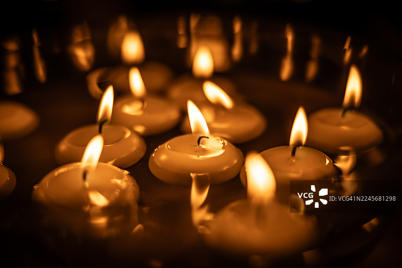 漂浮的蜡烛结合了火与水的象征意义，代表着和谐的平衡、希望、对祖先的回忆，或灵魂的旅程。图片素材