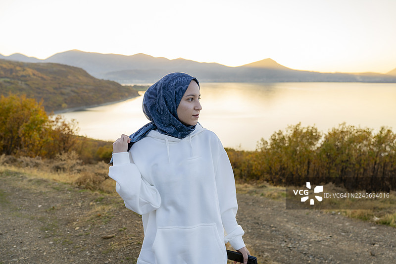 日落时分，一位穆斯林女性的肖像。图片素材
