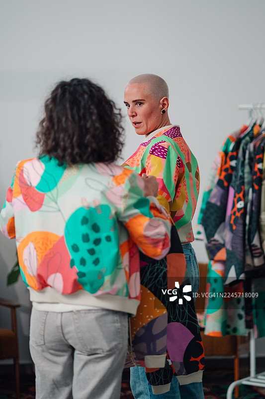 女性讨论色彩鲜艳的抽象炸弹夹克设计图片素材