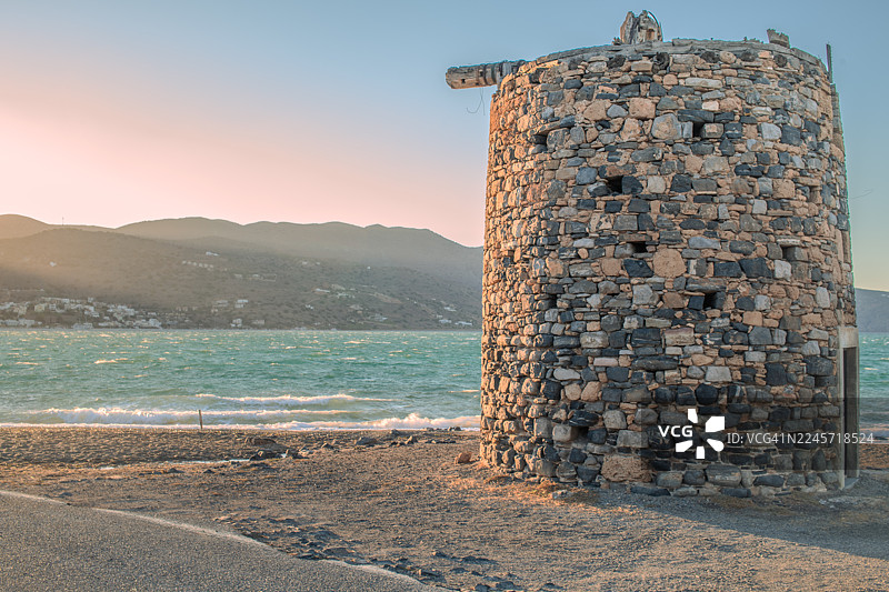 日落时分的奥卢斯古磨坊图片素材